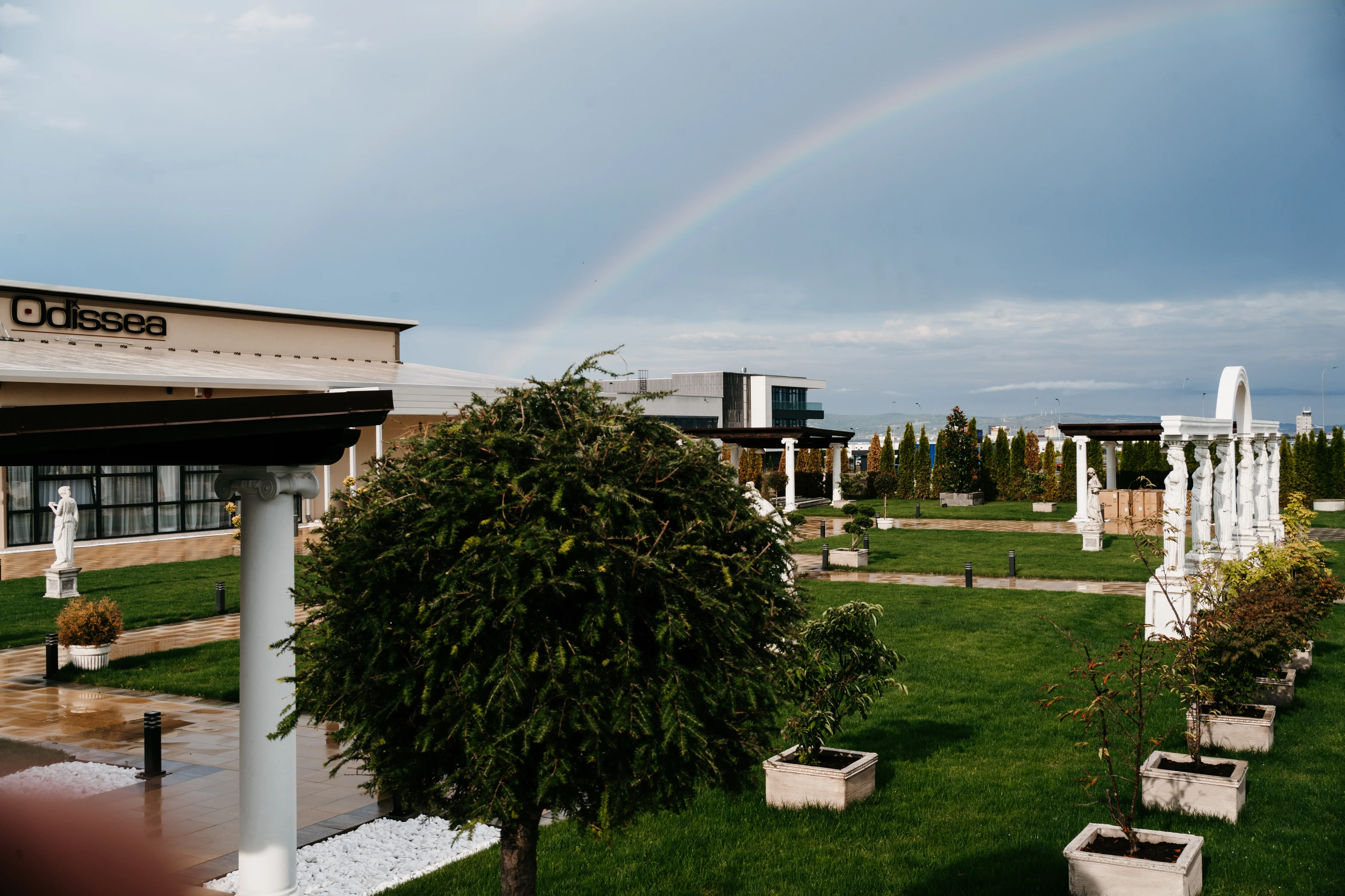 Grădină exterioară Odissea Events Hall - canapele exterioare și zone de socializare