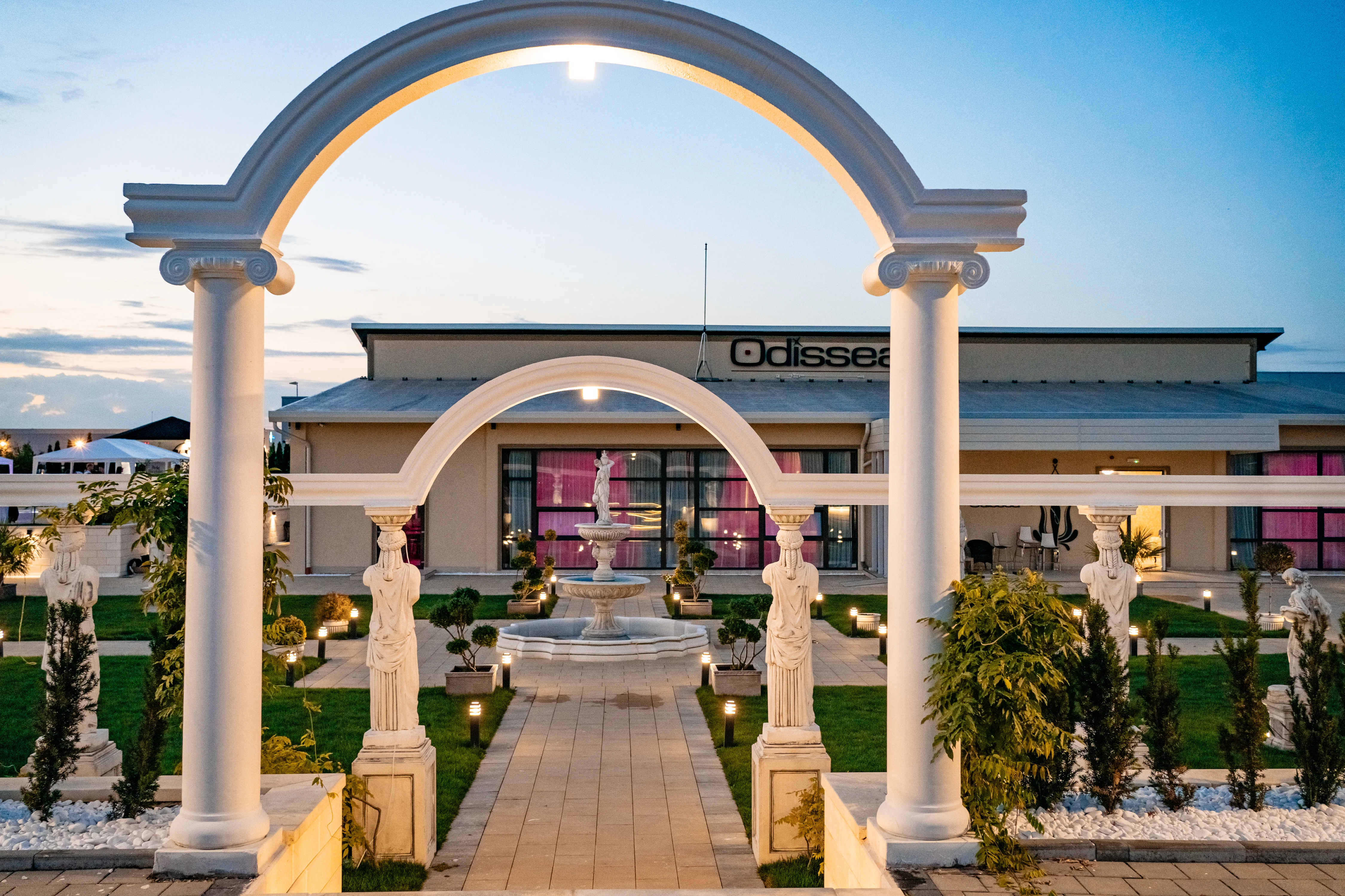 Grădină exterioară Odissea Events Hall - spațiu pentru cununii
