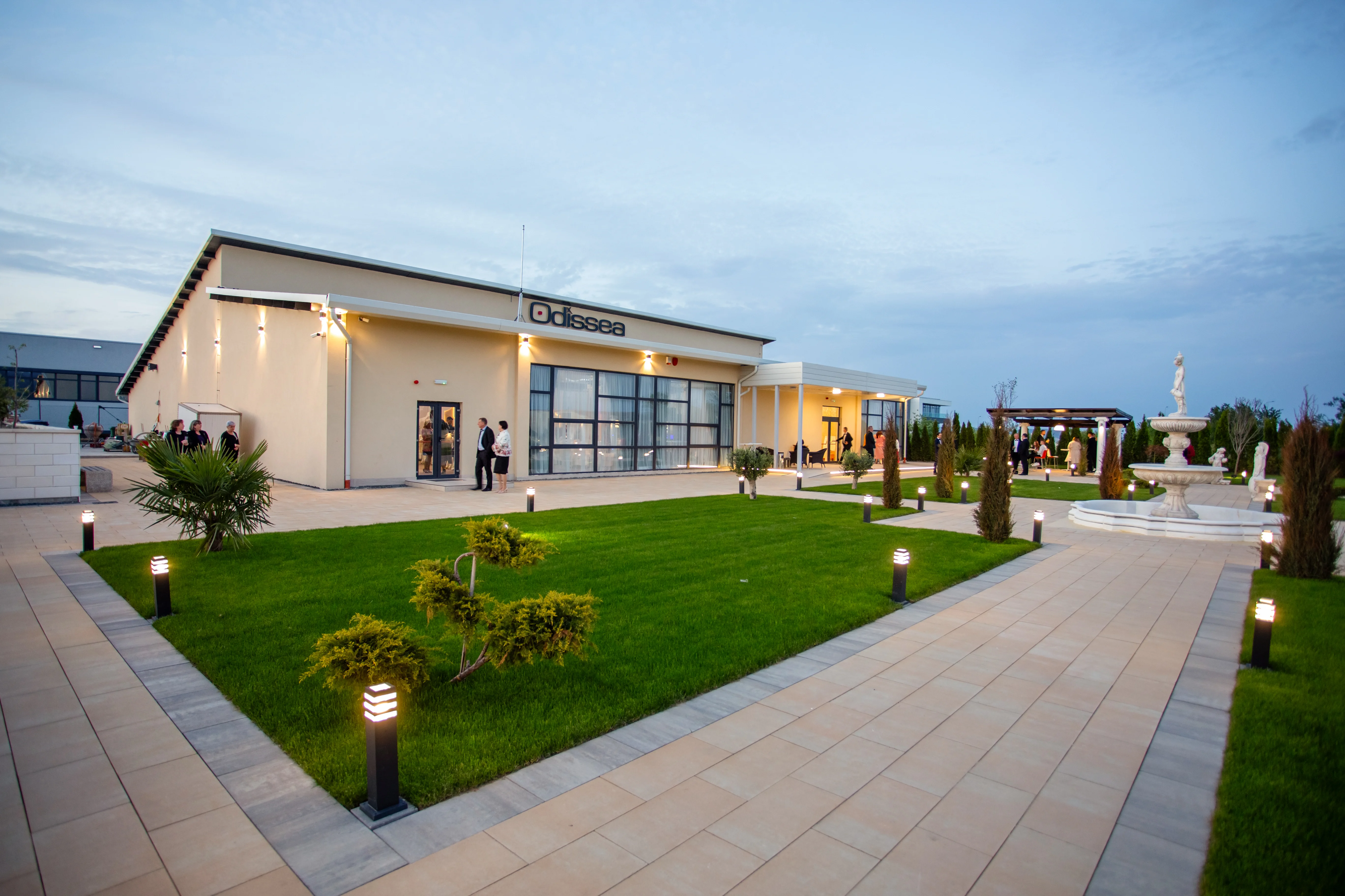 Grădină exterioară Odissea Events Hall - decor natural și eleganță