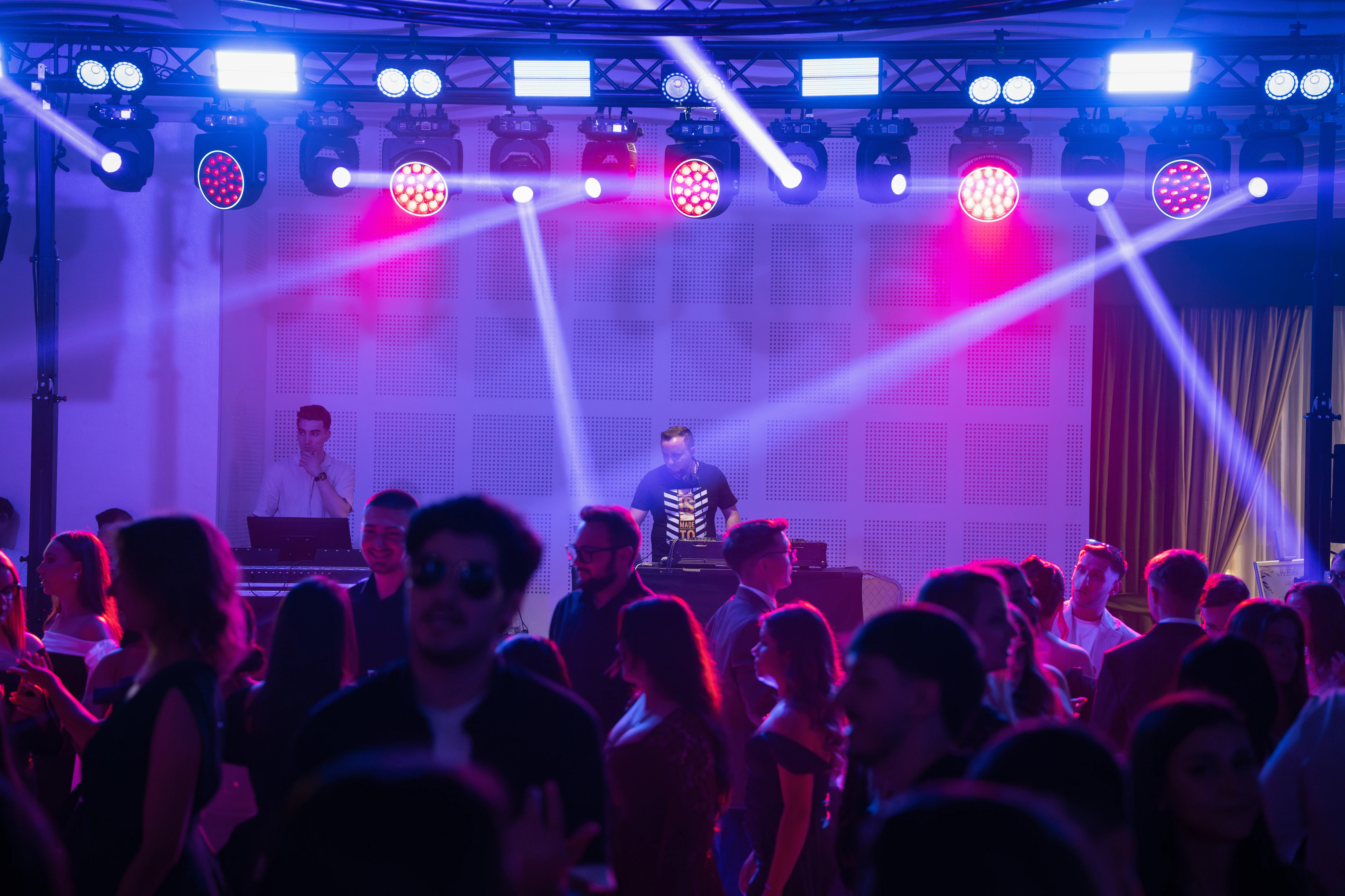 Petrecere la Odissea Events Hall - atmosferă festivă și decor elegant